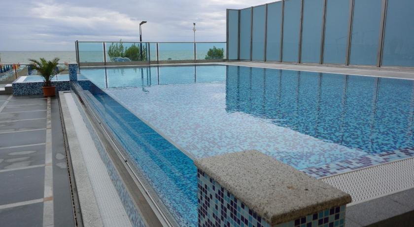 piscina hotel columbus lignano